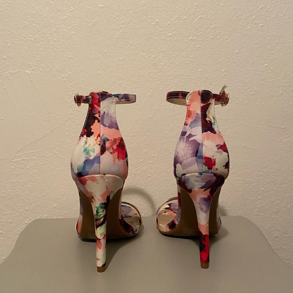 Dream Pairs Floral Heels Size 6 - Picture 3 of 4